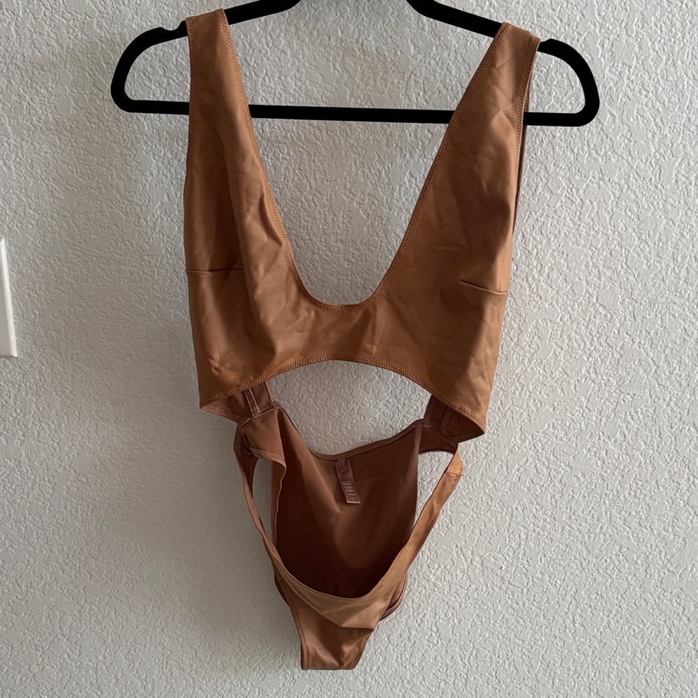 SKIMS  Wet Jersey Cutout One-Piece Bodysuit - Picture 3 of 9